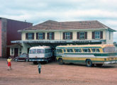 À direita, um Scania do Expresso Princesa dos Campos, de Ponta Grossa, em fevereiro de 1966 estacionado em um precário ponto de parada no interior do Paraná (foto: Kiyoshi Hiratsuka; fonte: Ivonaldo Holanda de Almeida).