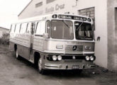 O modelo anterior foi levemente modernizado no final da década de 60, ganhando para-brisas mais inclinados (aqui com vidros planos); este carro pertenceu à empresa Santa Cruz, de Santa Cruz do Sul (RS) (foto: Matheus Goelzer / onibusbrasil).