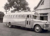 Lotação rodoviário sobre chassi de caminhão Ford F6 1948, da empresa Expresso Azul, de Lageado (RS) (fonte: Expresso Azul).