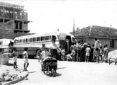 Eliziário sobre Ford F-8 da paranaense Sulamericana (oficialmente Empresa Sulamericana de Transporte em Ônibus), de Curitiba, no final dos anos 50 desembarcando carga e passageiros na cidade litorânea de Matinhos (fonte: portal busontheroad).