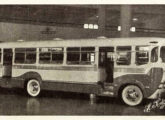 Carro "totalmente de aço" apresentado pela Eliziário na I Exposição Nacional de Carrocerias de Ônibus, realizada em agosto de 1950 na loja Mesbla, em Porto Alegre; notáveis os detalhes inéditos da carroceria, tais como o tamanho das janelas e as bandeiras superiores, que só seriam utilizadas anos depois pela empresa; o ônibus possuía chassi Ford diesel (fonte: Automóveis & Acessórios).