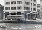 Um ônibus Eliziário do extinto Expresso Florianópolis em detalhe de cartão postal da capital catarinense (fonte: Ivonaldo Holanda de Almeida).