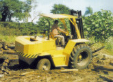 A empilhadeira 4x4 em operação "fora de estrada".