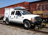 A Empretec é especializada na transformação de caminhões e picapes em veículos rodo-ferroviários: F-250 cabine dupla adaptado para circulação em ferrovias.