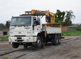 Caminhão Ford Cargo 2422 equipado com cabine dupla, grua hidráulica e rodeiros ferroviários.