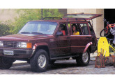Em 1993 o Camper ganhou versão quatro-portas e grade retocada.