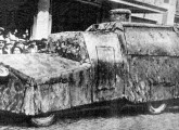 O blindado de Palmyra: vitoriosa a revolução, o carro foi exposto diante da concessionária Chevrolet, em Juiz de Fora (MG) (fonte: Expedito Carlos Stephani Bastos).