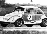 Fitti-Volks, o louco Fusca com dois motores e 400 cv construído por Wilsinho Fittipaldi em 1969; note o para-brisa inclinado, pois junto ao teto ficavam as entradas de ar para o motor (fonte: obvio).