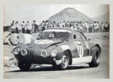 Pilotado por Emerson Fittipaldi em abril de 1967, o Karmann-Ghia Dacon 77 disputa as 3 Horas de Velocidade da Guanabara (foto: Autoesporte).