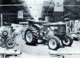 O stand da Deutz no II Salão do Automóvel, em novembro de 1961; à esquerda vê-se o motor diesel refrigerado a ar que equipava os tratores da marca (foto: Mecânica Popular).