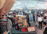 O stand da Deutz no IV Salão, mostrando o modelo leve DM-40, comercializado a partir de 1965 (foto: Ronaldo Moraes / O Cruzeiro).