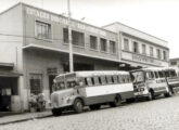 Diante da antiga rodoviária de Concórdia (SC), um Diegoli sobre L-312 do extinto Expresso Canaã, seguido de um ônibus Incasel-LP (fonte: Luís Longhini / 96fm.fm).
