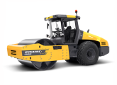 CA6000 - o rolo compactador mais pesado da Dynapac brasileira, já apresentando em destaque a marca Atlas Copco; com 19,5 t, a máquina é equipada com motor Deutz de 204 cv.