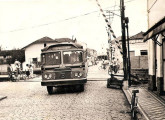 Raro flagrante de uma carroceria fabricada por Emílio Pasula; montado sobre chassi Mercedes-Benz LP-321, o ônibus operava entre Lorena e Guaratinguetá (SP), em 1959 (fonte: site museudantu).