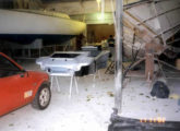 Fotografia parcial das oficinas da Emisul em 2002, onde também eram fabricadas embarcações; note a carroceria do buggy, com os quatro faróis encaixados na dianteira, e, à esquerda, um Minor (fonte: Paulo Roberto Steindoff).