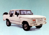 Simplesmente denominado 4x4, o modelo anterior foi produzido por vários anos; a imagem foi retirada de uma propaganda de 1990, quando o carro ganhou câmbio de cinco marchas.  
