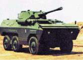 Apesar de voltado para o transporte de tropas, o Urutu também gerou versões armadas, como esta, equipada com torre com canhão de 90 mm do Cascavel (fonte: Jorge A. Ferreira Jr.).