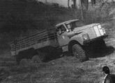 O Scania 6x6 em teste de desempenho fora-de-estrada na Marambaia (fonte: Jorge A. Ferreira Jr.).