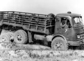 Teste com caminhão Mercedes-Benz LAP-1520 equipado com tração 6x6 da Engesa (fonte: Jorge A. Ferreira Jr.).