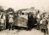 Carro de assalto construído em 48 horas sobre um automóvel Chevrolet, em Palmyra (futura Santos Dumont, MG), durante a Revolução de 30 (foto: O Cruzeiro).