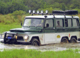 Em 2008, Oraldo Zanon, de São Gabriel do Oeste (MS), alongou em 90 cm sua Rural Ford 1975, nela instalando terceiro eixo motriz  e transformando-a num utilitário 6x6 com nove lugares e quatro portas (fonte: 4 Rodas).