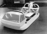 Maquete do hovercraft X-2, para utilização em rios, pântanos e áreas alagadiças; o projeto não foi totalmente concluído, tendo chegado à fase de testes com plataforma aerodeslizante de madeira, uma hélice propulsora e sem cabine. 