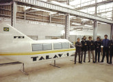 TALAV-1, com a equipe que o construiu; à esquerda, Rigoberto Soler.