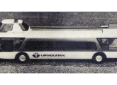 Maquete do ônibus Uiraquitan, com o logotipo do IPPUC, o órgão de planejamento urbano de Curitiba, cidade interessada em utilizar o veículo em corredores integrados.