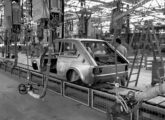 O primeiro Fiat brasileiro na linha de montagem de carrocerias.