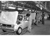 O primeiro Fiat brasileiro na linha de montagem de Betim.