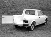 A primeira versão da picape Fiat tinha tampa traseira de abertura lateral.
