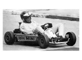 Emerson Fittipaldi aos 19 anos, em 1966, pilotando um kart Mini projetado por seu irmão (fonte: site obvio).