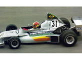 Ingo Hoffmann, em 1976, estreando na Fórmula 1 com o FD-03; notar a nova posição do aerofólio dianteiro (fonte: Motor Show).