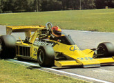 A temporada F1 de 1977 foi iniciada com os carros da escuderia Copersucar pintados de amarelo; o FD-04 foi mais uma vez modificado (fonte: site bestlap).