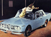Primeiro protótipo do GT Onça, na Feira Brasileira do Atlântico; na capota do carro, a Garota de Ipanema do ano (fonte: O Globo).