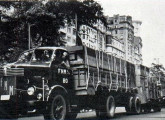 Dezembro de 1949: desfile dos primeiros caminhões brasileiros pelas ruas do Rio de Janeiro.