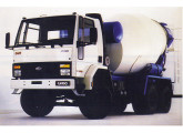 Cargo C-2422 Mixer, caminhão 6x4 preparado para operação com betoneiras.