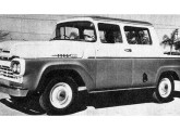 À falta de caminhonetes e picapes cabine-dupla de produção própria, a Ford oferecia, através de sua rede de revendas, modelos construídos por pequenas encarroçadoras, tal como este, de 1962, com três portas – uma do lado esquerdo e duas do direito.