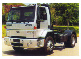 O caminhão pesado Ford Cargo C-4030, após a reestilização de 2001.