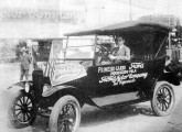 A legenda diz: "Primeiro carro Ford produzido pela Ford Motor Company na Exposição"; a mostra durou 17 dias.