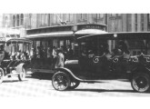 Ford Modelo T encarroçados como "jardineiras", operando no transporte urbano paulistano, circa 1925.