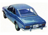 Ford Corcel Cupê luxo 1970, mostrando as duas únicas mudanças estéticas com relação ao ano anterior: as barras decorativas entre as lanternas e os olhos-de-gato nos para-lamas traseiros.