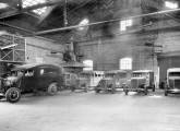 Construção de carrocerias de madeira para caminhonetes e furgões, em 1936, na fábrica paulistana da Ford (fonte: site carrosantigos).