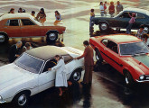 Os quatro representantes da família Maverick de quatro cilindros para 1977: sedã e cupê (ao fundo) e os novos LDO e GT (à frente).