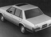 Ford Del Rey de quatro portas na versão Ouro; o carro já trazia ponteiras dos para-choques de plástico, introduzidas na linha Corcel em 1980.