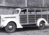 Camionete 1938 com carroceria de madeira, construída pela Ford em sua segunda fábrica, no Centro de São Paulo.