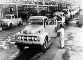 Caminhões e picapes norte-americanos 1952 na linha de montagem da recém-inaugurada fábrica do Ipiranga.