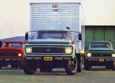 Linha de caminhões Ford médios e médio-pesados 1984: a nova pintura da grade modificou sensivelmente o visual.