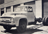 Caminhão F-600, o primeiro veículo brasileiro da Ford.