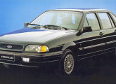 Ford Versailles quatro-portas, com a grade oval de 1995 – novo símbolo mundial de identificação da marca.